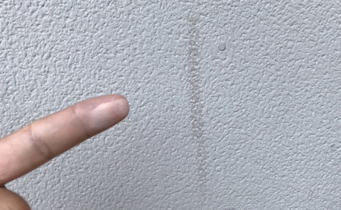 外壁を触ると白い粉がつく